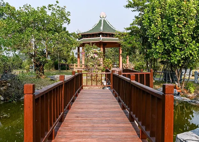 โรงแรม Suanphung Bonsai Village 3*