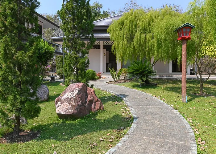 Suanphung Bonsai Village โรงแรม 3*