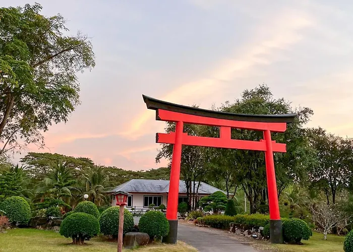 โรงแรม Suanphung Bonsai Village 3*